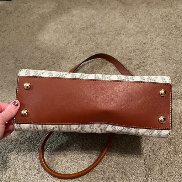 Michael Kors White Signature EW Hamilton Bag - Picture 3 of 7